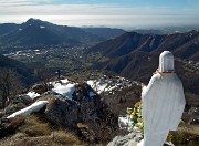 34 Madonnina e croce della Cornagera con vista su Val Seriana  e il Misma
